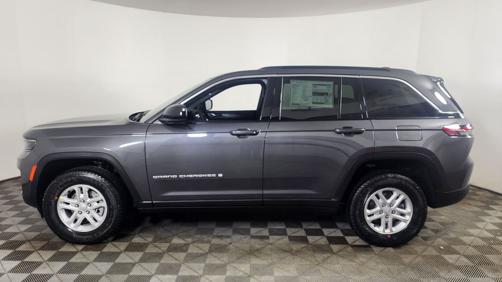 2025 Jeep Grand Cherokee Laredo photo 2