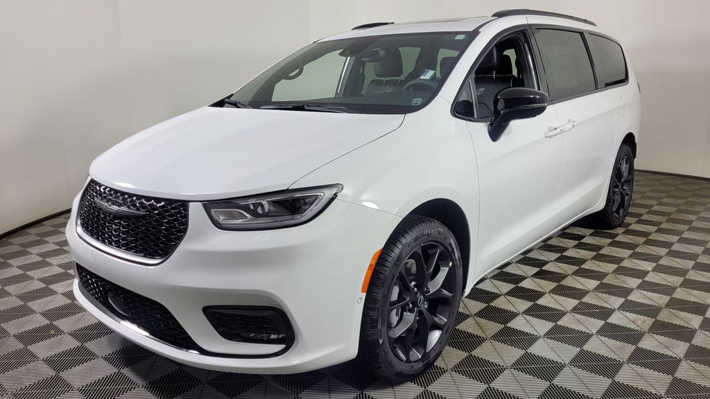2026 Chrysler Pacifica Limited photo 3
