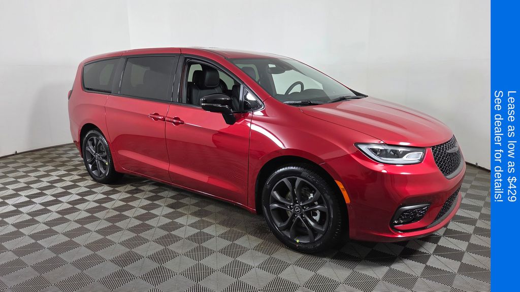 2026 Chrysler Pacifica Select's photo