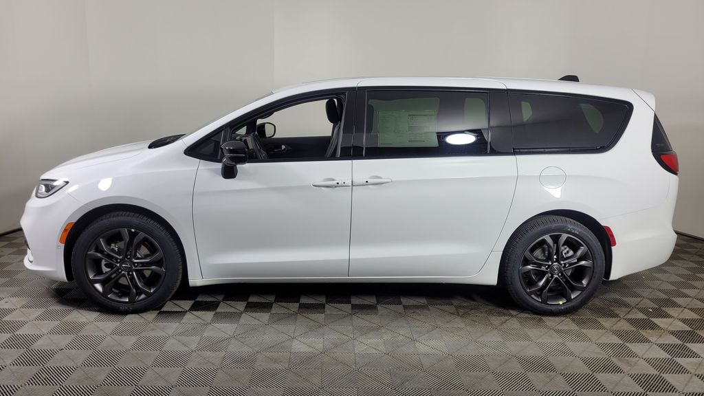 2026 Chrysler Pacifica photo 4