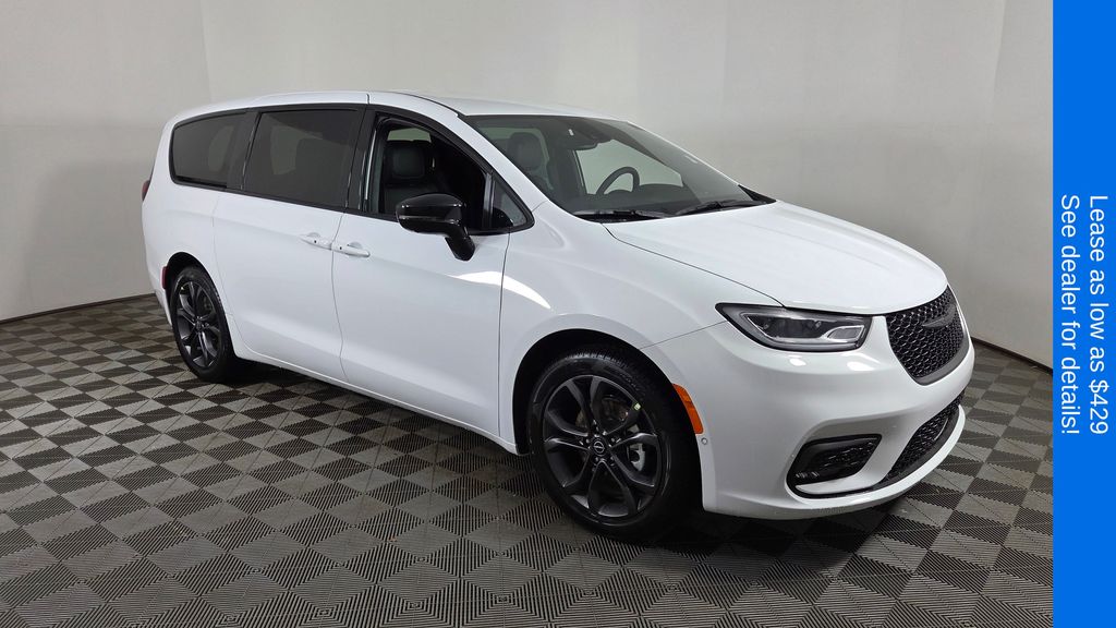 2026 Chrysler Pacifica Select's photo