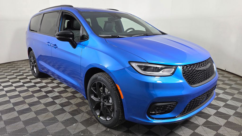 2026 Chrysler Pacifica Select's photo