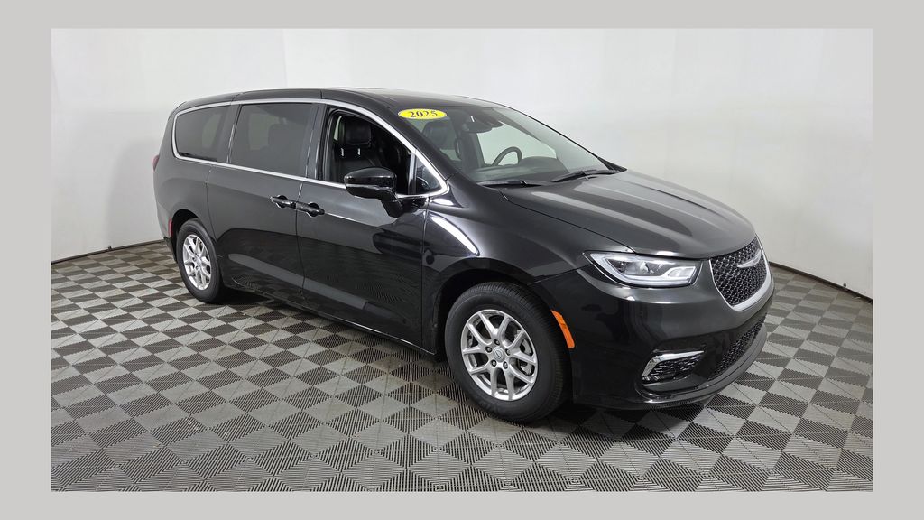 2025 Chrysler Pacifica Select's photo