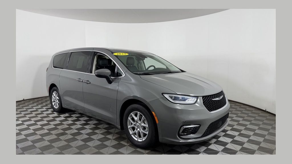 2023 Chrysler Pacifica Touring L's photo