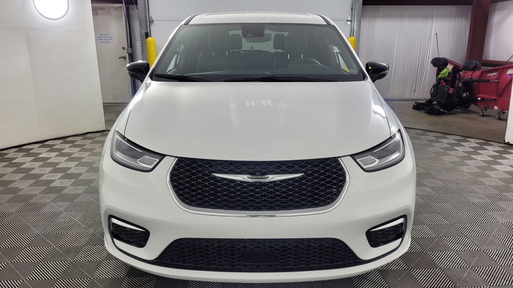 2026 Chrysler Pacifica photo 2