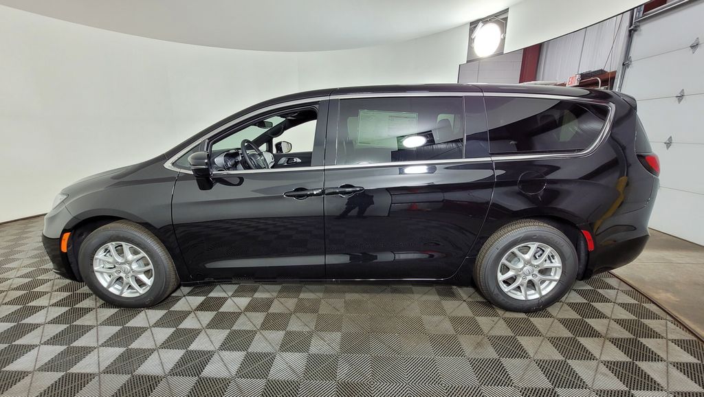 2026 Chrysler Pacifica photo 4
