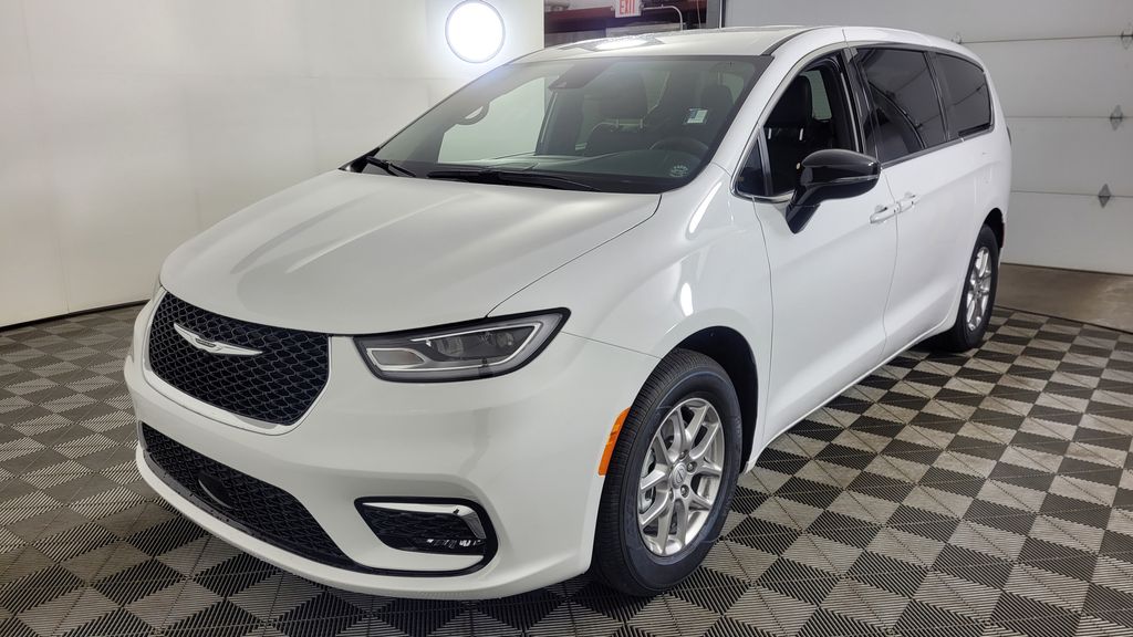 2026 Chrysler Pacifica photo 3