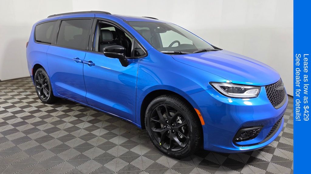 2026 Chrysler Pacifica Select's photo