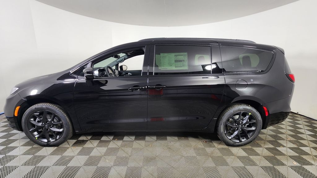 New 2026 Chrysler Pacifica LIMITED AWD Passenger Van