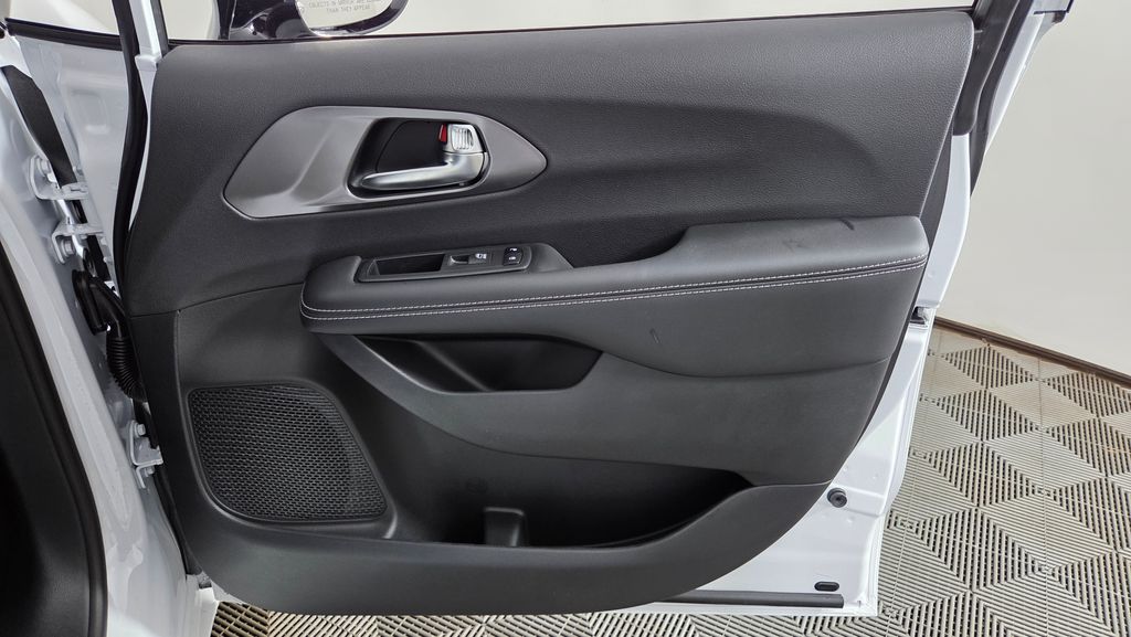 2026 Chrysler Pacifica Select - Photo 36