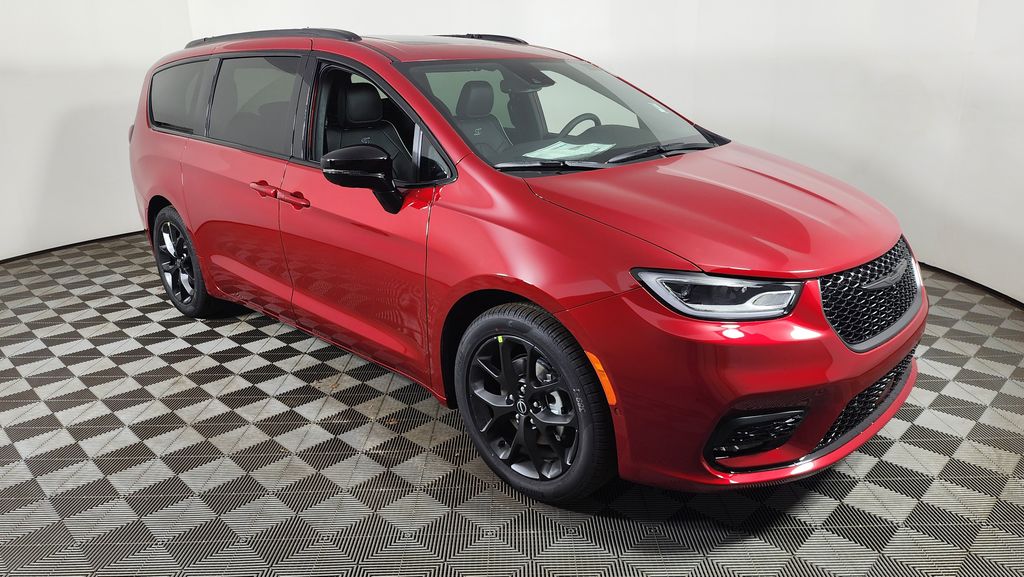 2026 Chrysler Pacifica Limited's photo