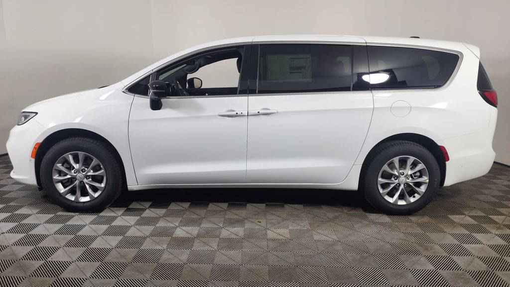2026 Chrysler Pacifica photo 3