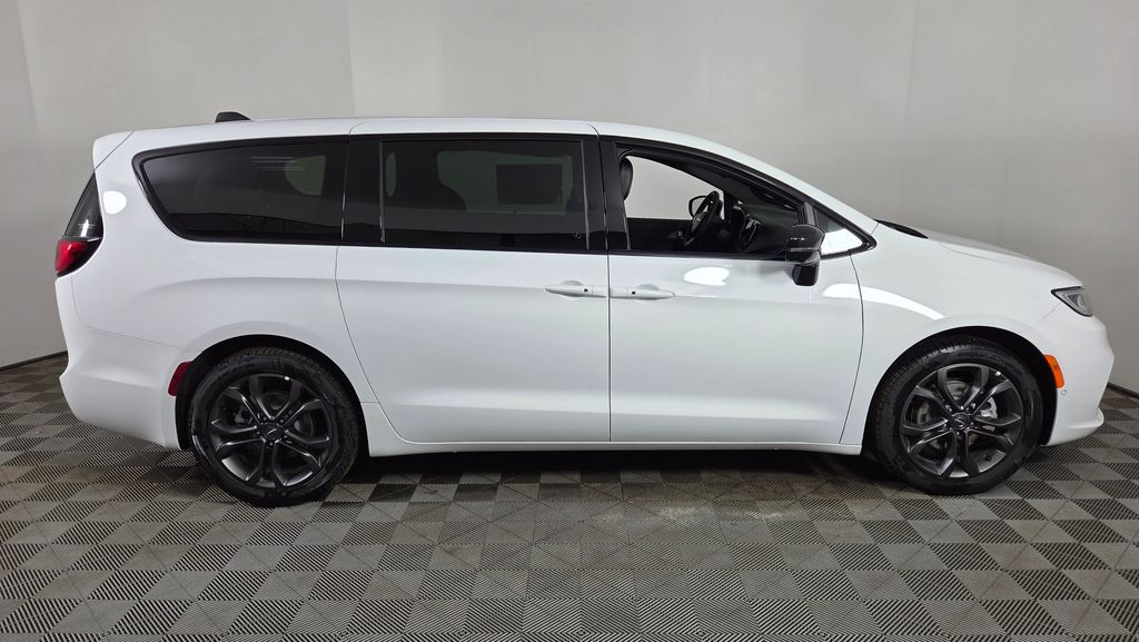 2026 Chrysler Pacifica Select - Photo 8