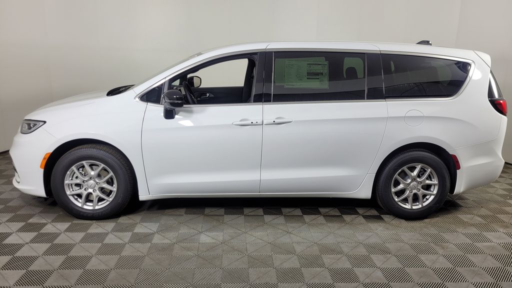2026 Chrysler Pacifica photo 4