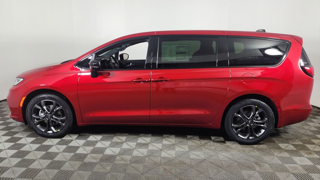 2026 Chrysler Pacifica photo 4