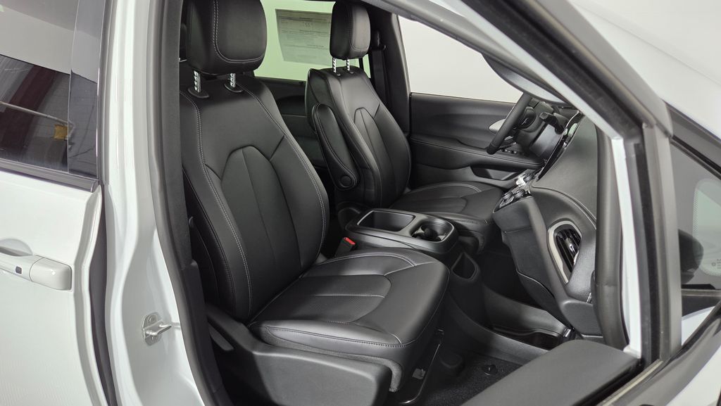 2025 Chrysler Pacifica Select - Photo 39