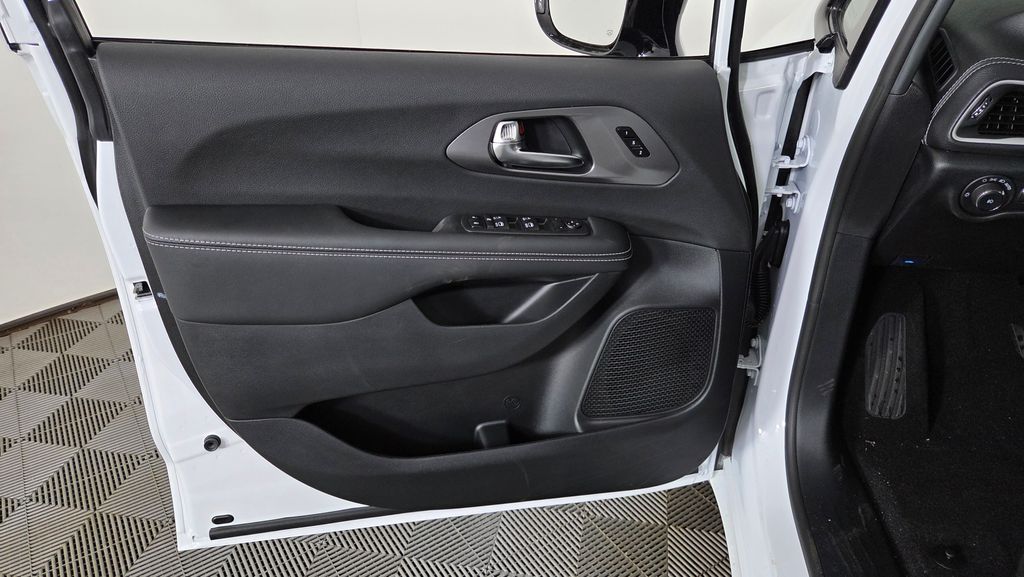 2026 Chrysler Pacifica Select - Photo 13