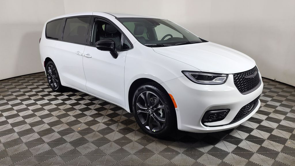 2026 Chrysler Pacifica Select's photo