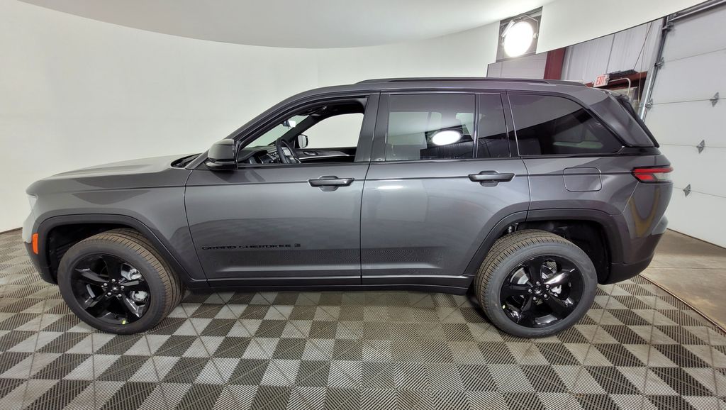 2025 Jeep Grand Cherokee Limited photo 2