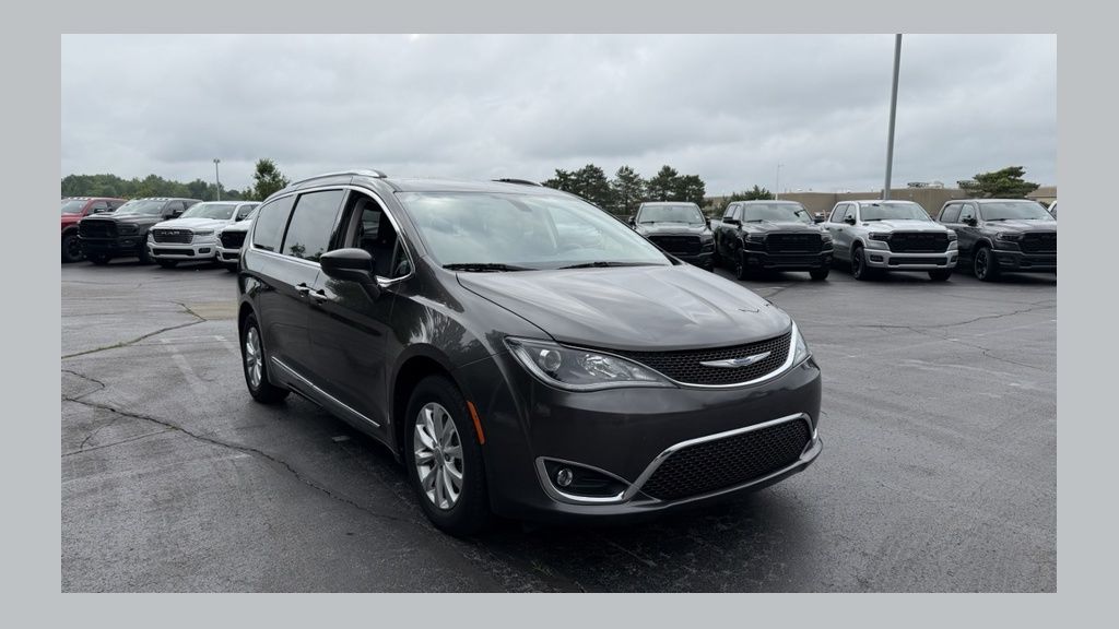 2018 Chrysler Pacifica Touring L's photo