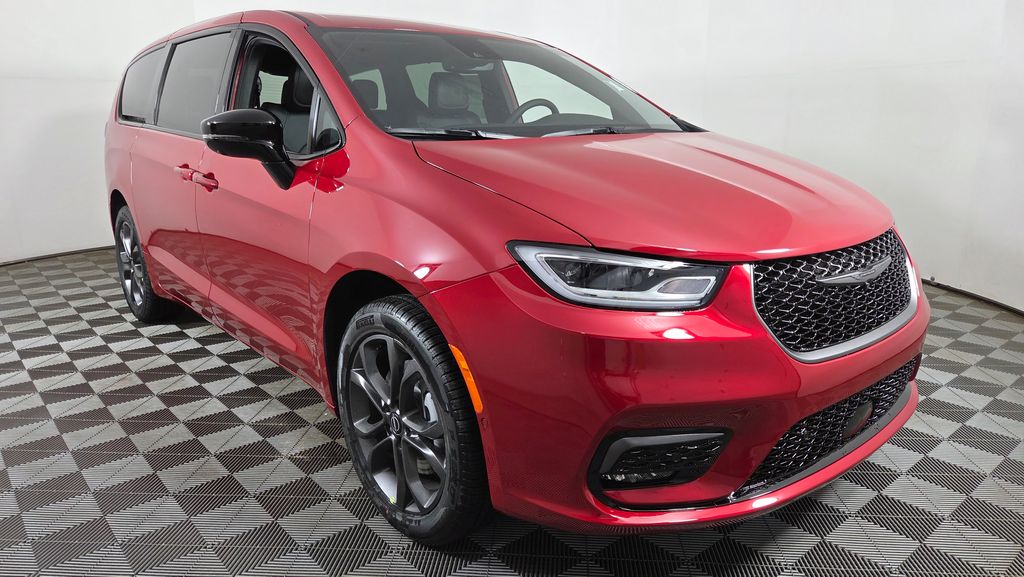 2026 Chrysler Pacifica Select's photo