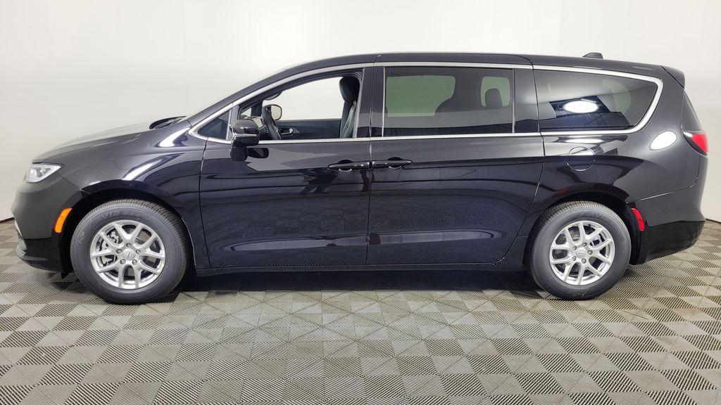 2026 Chrysler Pacifica photo 4