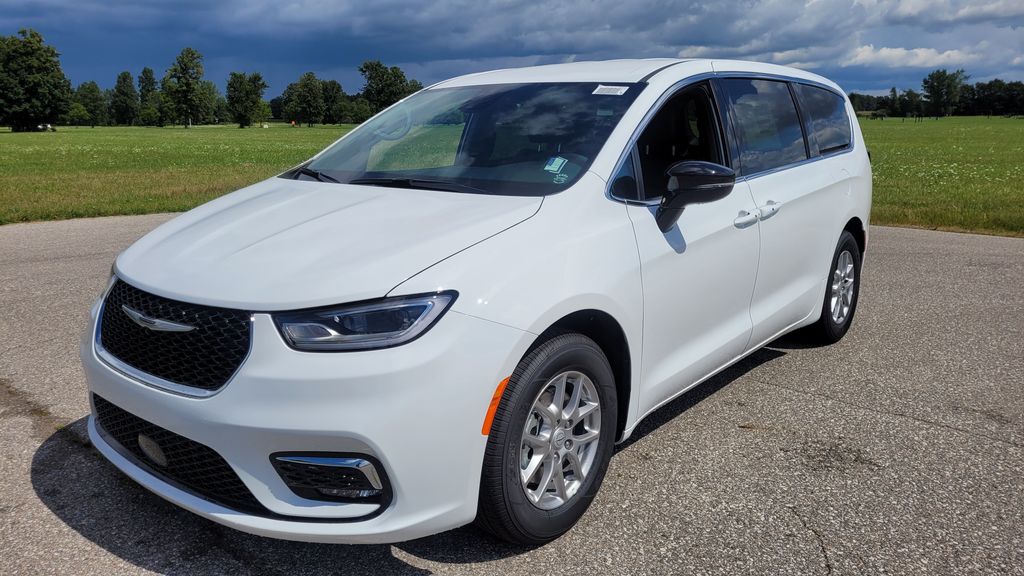 2026 Chrysler Pacifica photo 3