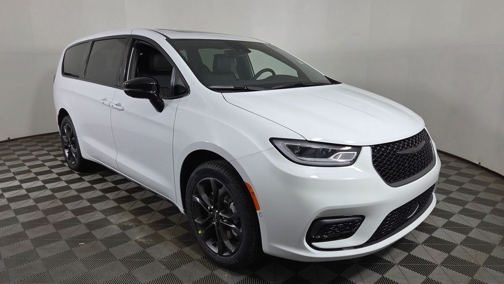 2026 Chrysler Pacifica Select's photo