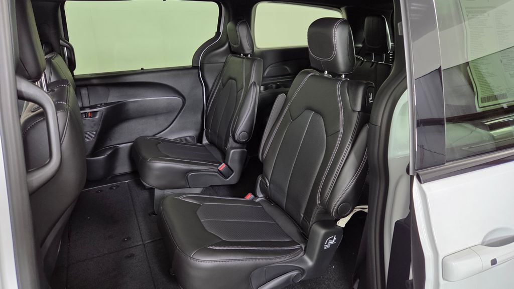 2025 Chrysler Pacifica Select - Photo 30