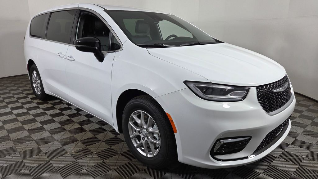 2026 Chrysler Pacifica Select's photo