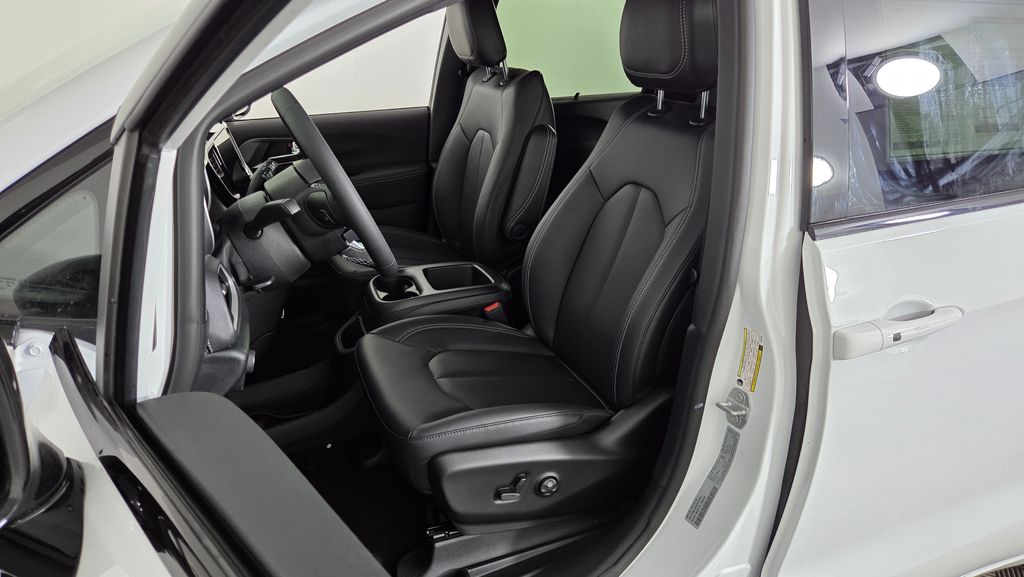 2026 Chrysler Pacifica Select - Photo 15