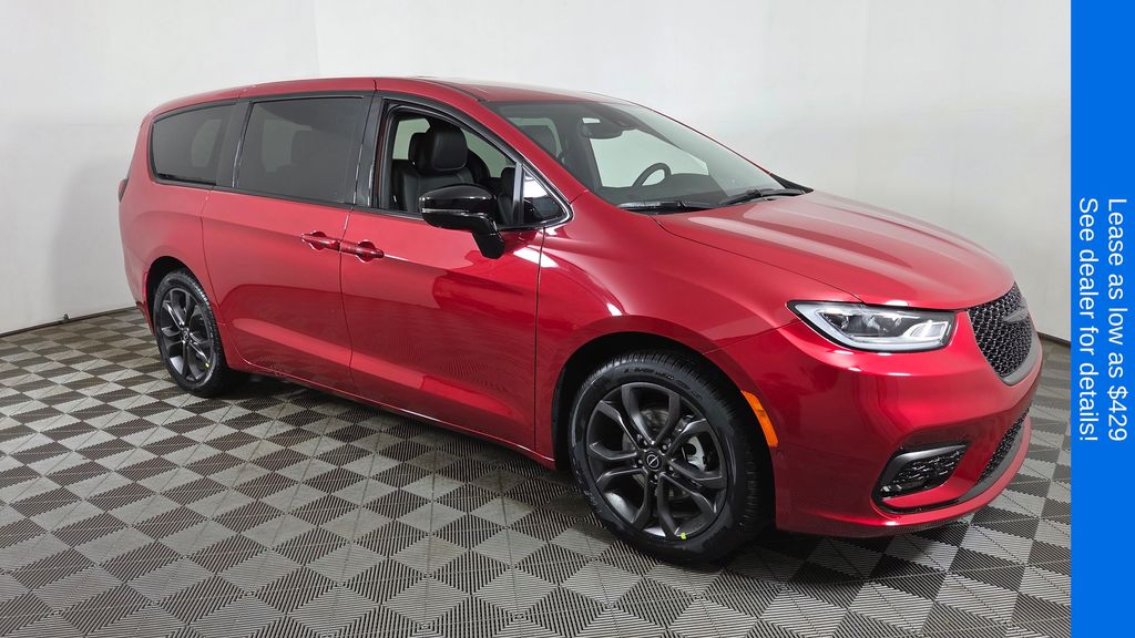 2026 Chrysler Pacifica Select's photo
