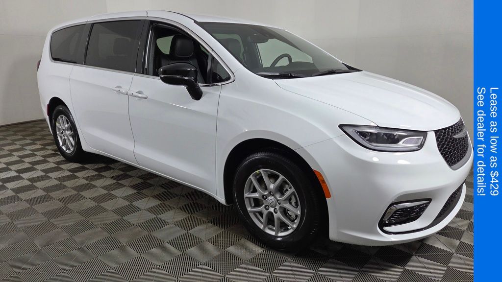 2026 Chrysler Pacifica Select's photo