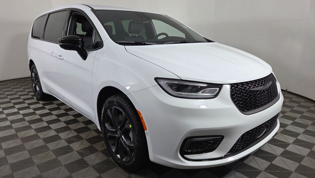 2026 Chrysler Pacifica Select's photo