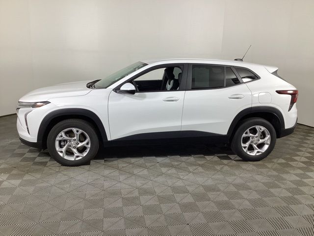 2024 Chevrolet Trax LS photo 2