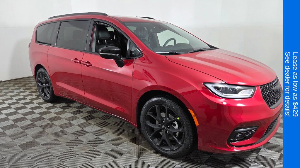 2026 Chrysler Pacifica Select's photo