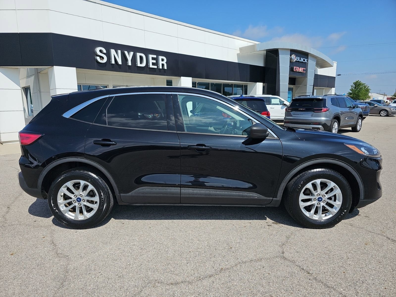 Used 2022 Ford Escape SE with VIN 1FMCU0G62NUB31471 for sale in Napoleon, OH