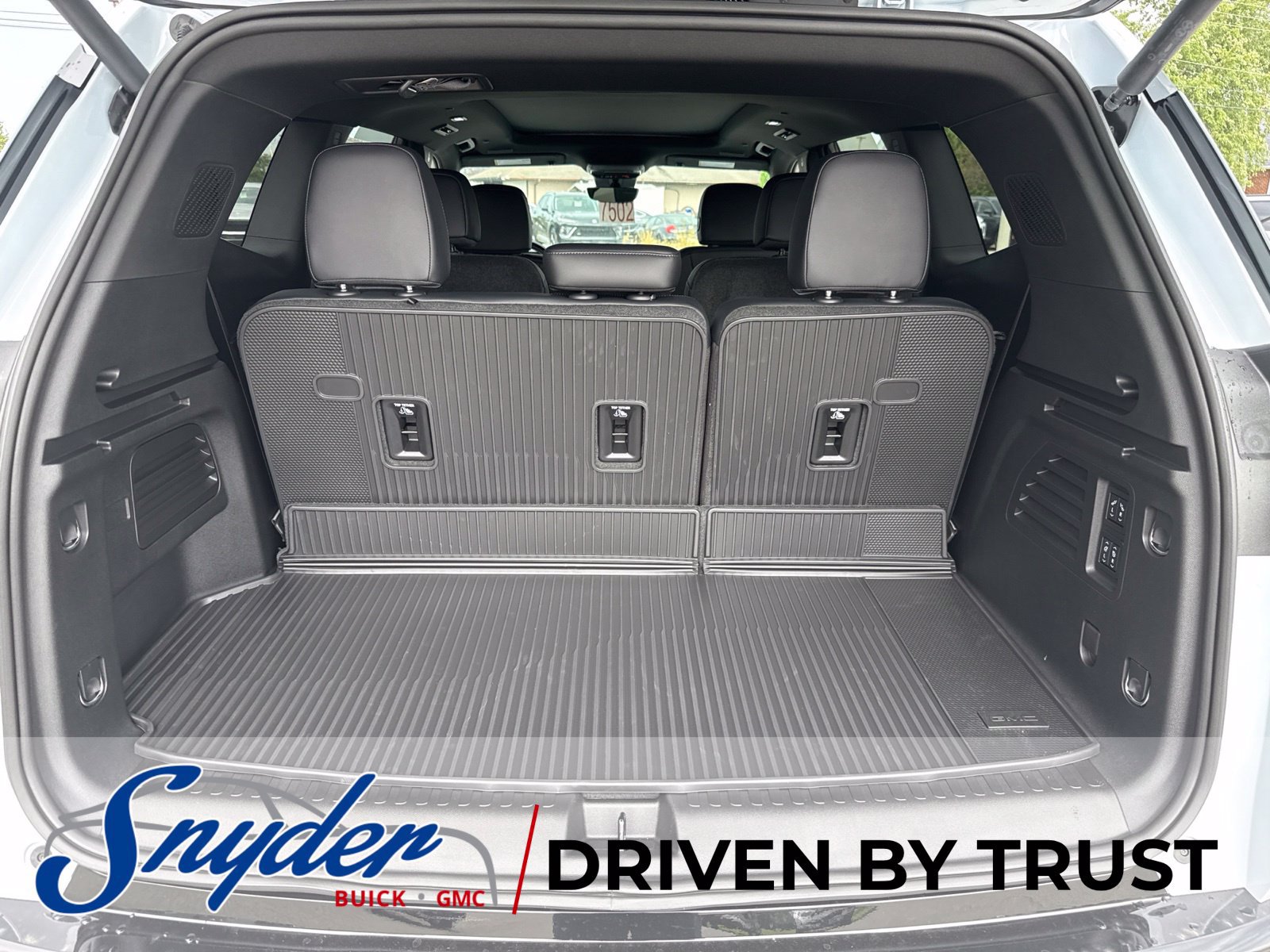 2027 GMC Acadia Denali - Photo 11