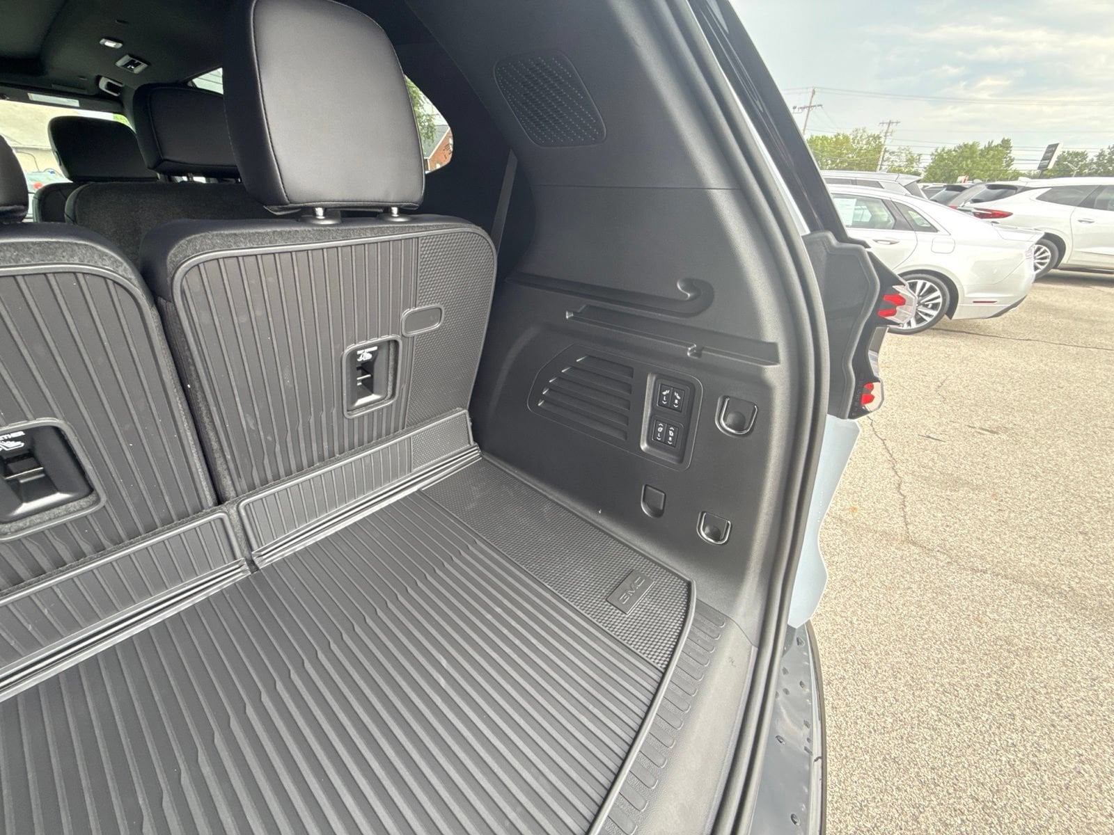 2027 GMC Acadia Denali - Photo 13