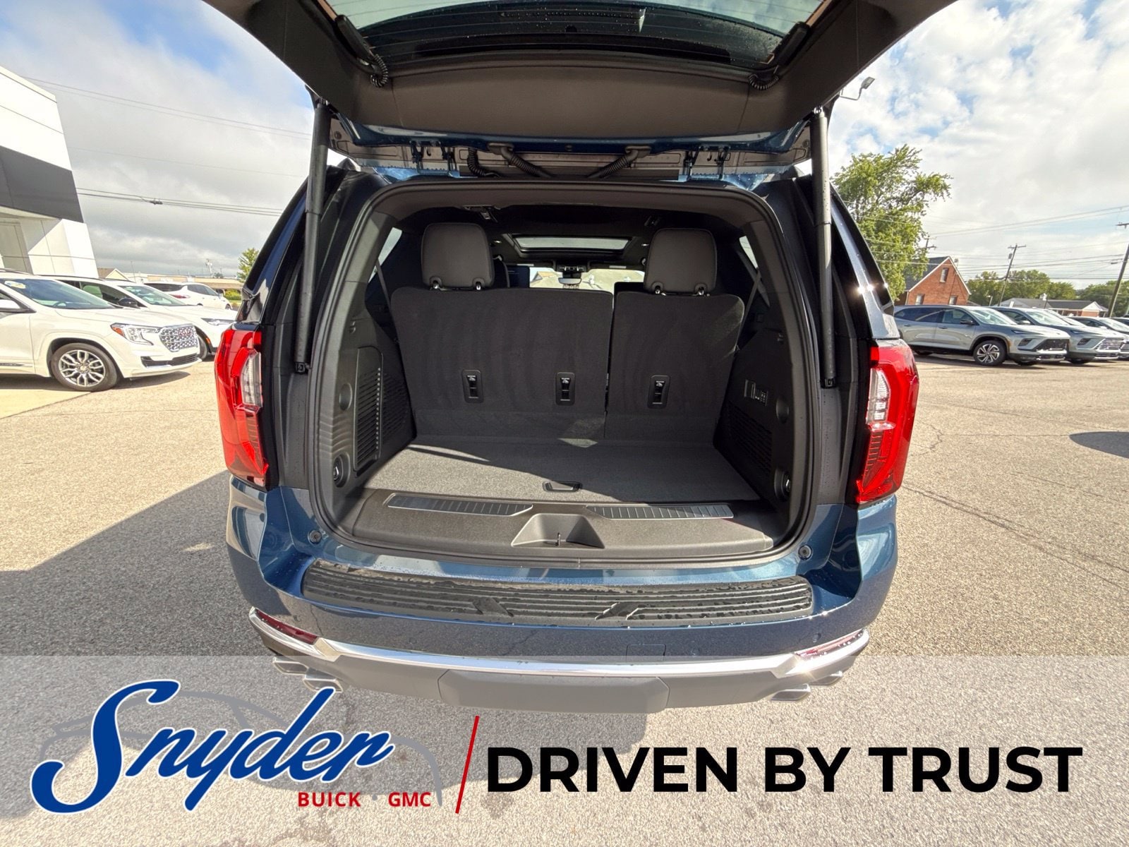 2026 GMC Yukon Denali - Photo 13