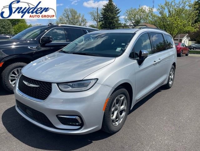 2023 Chrysler Pacifica Limited's photo
