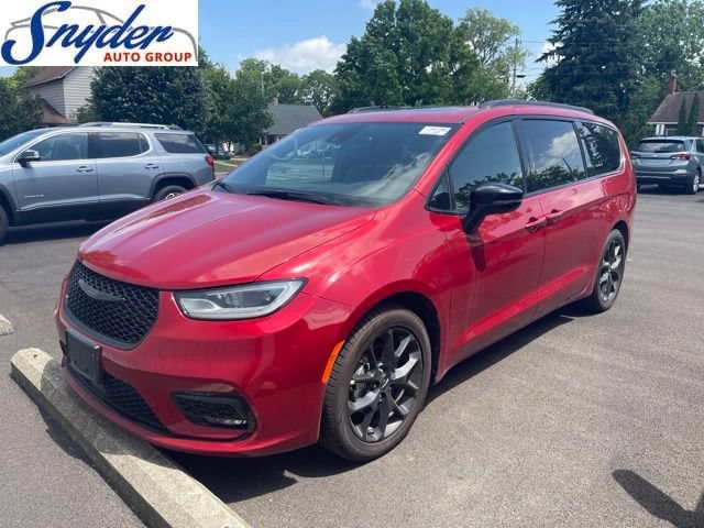 2025 Chrysler Pacifica Limited's photo