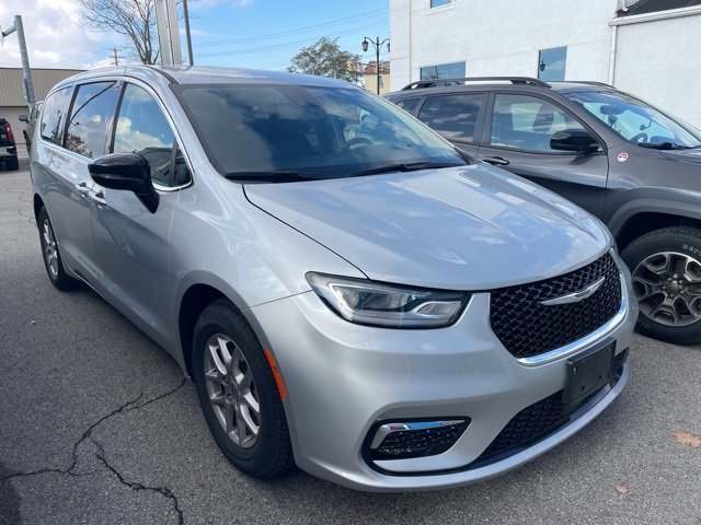 2024 Chrysler Pacifica Touring L photo 2