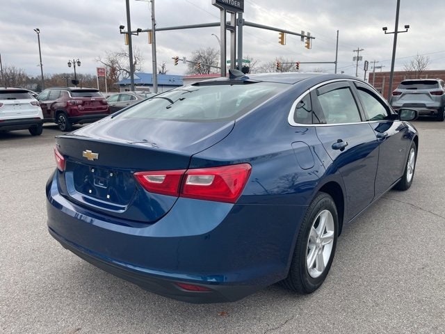 2019 Chevrolet Malibu LS photo 2