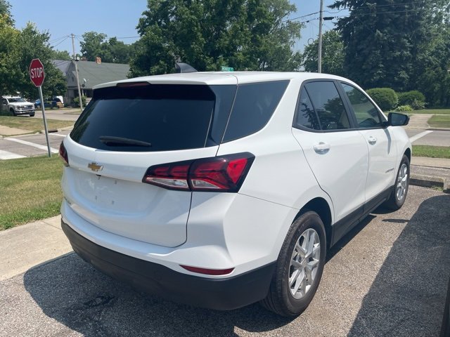 2022 Chevrolet Equinox LS photo 3