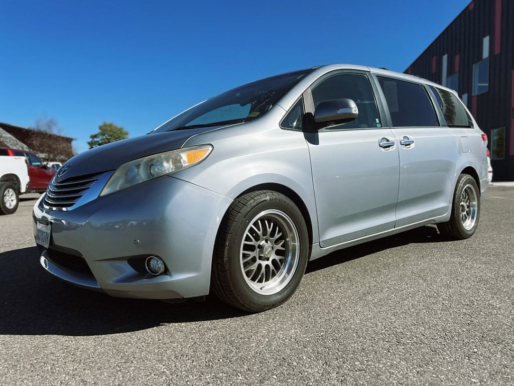 2013 Toyota Sienna Limited's photo