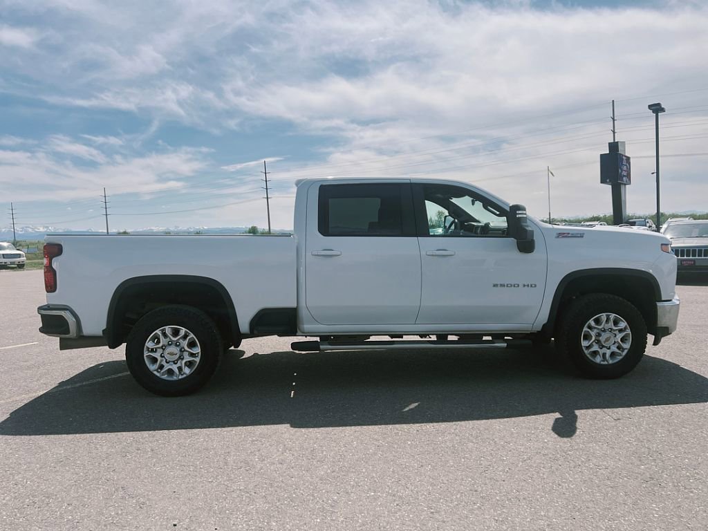 2022 Chevrolet Silverado 2500HD LT photo 2