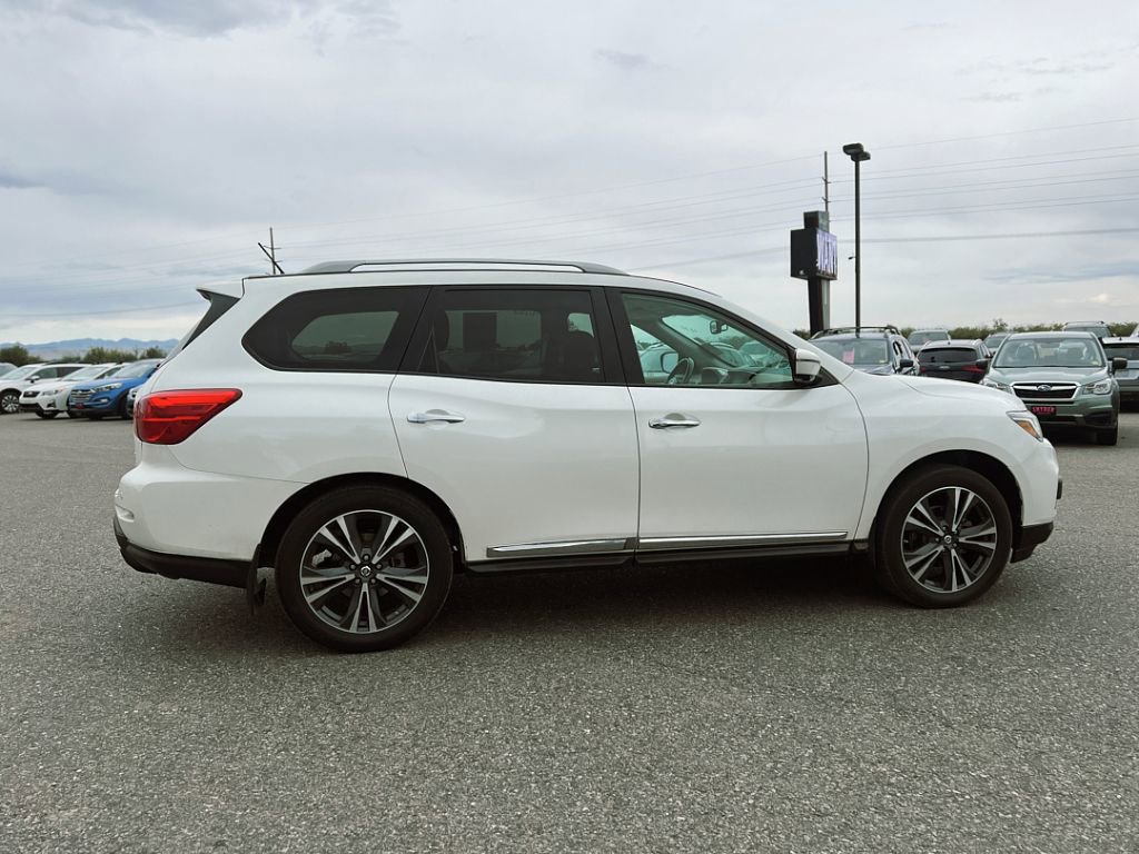 2017 Nissan Pathfinder Platinum photo 2
