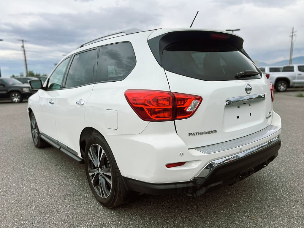 2017 Nissan Pathfinder Platinum photo 3