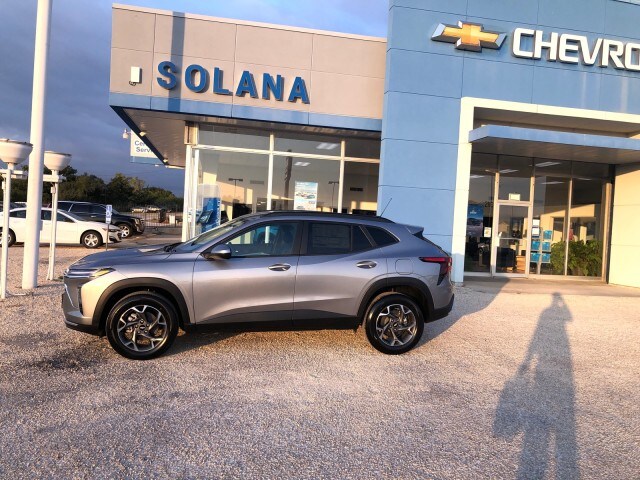 2025 Chevrolet Trax LT photo 2